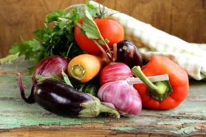 can you plant tomatoes with blueberries