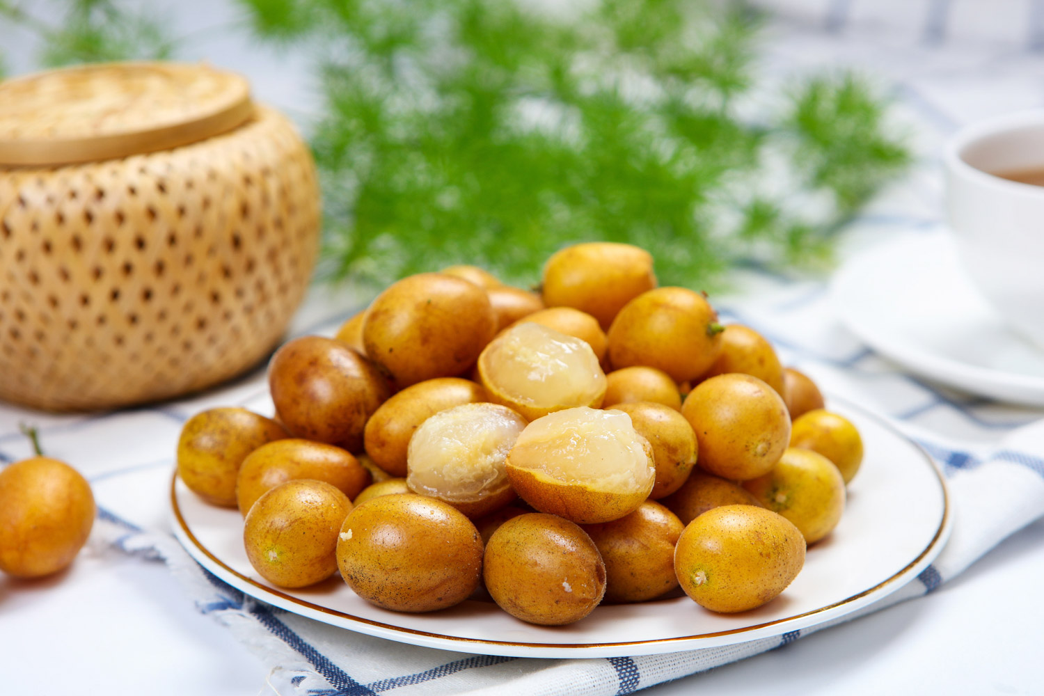 Yellow peel fruit