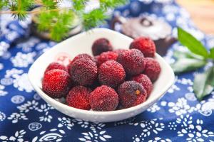 What are the benefits of red bayberry consumption? What should we pay attention to